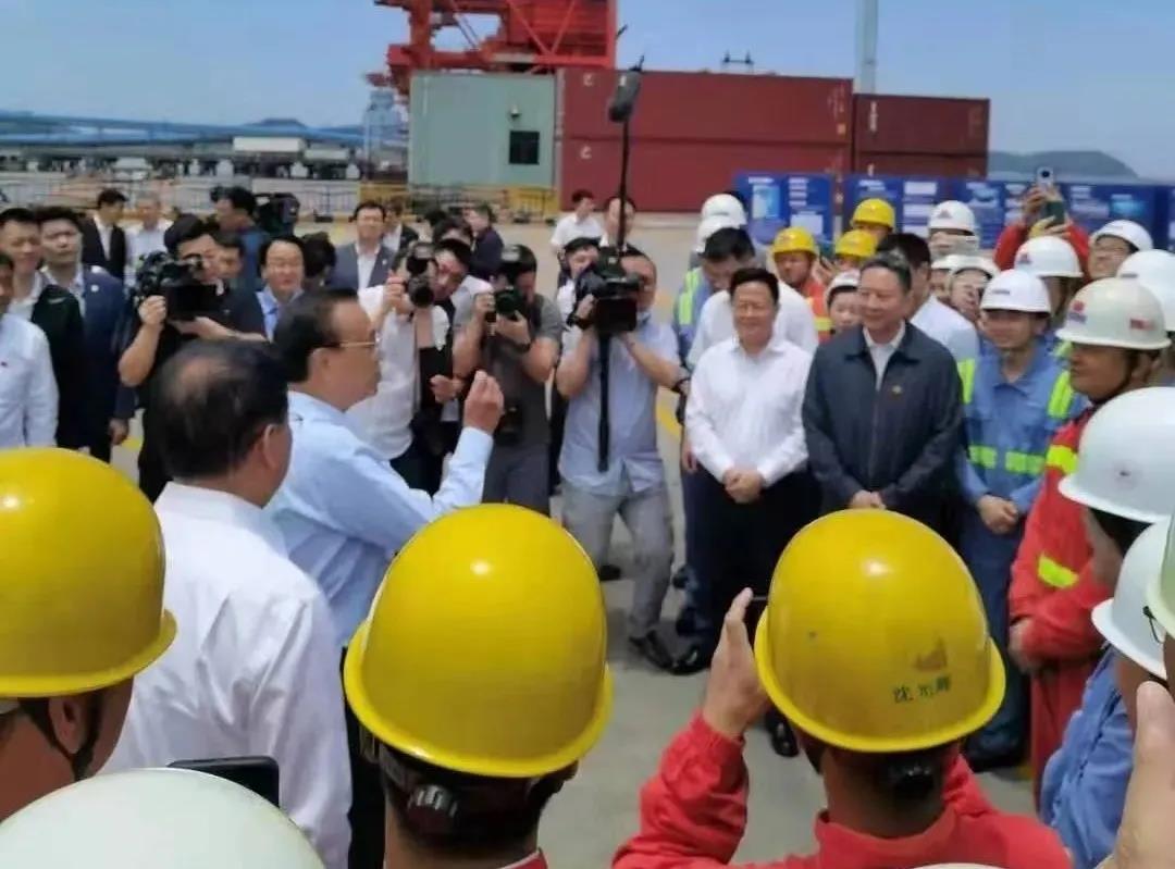 李克強(qiáng)總理考察寧波舟山港，現(xiàn)場拍板今年為貨車司機(jī)解決這些問題 