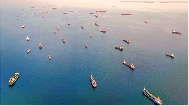 一線直擊！大副身陷港口擁堵40天, 表示：運價還得漲