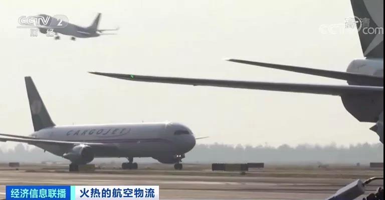 空運(yùn)也要暴漲？航班大面積取消！5座城市機(jī)場出現(xiàn)陽性！一航班被熔斷67次！艙位要提前一周訂！