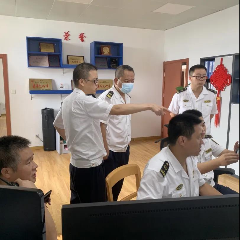 長江上海段寶山錨地一集裝箱船起火 船上11人全部獲救