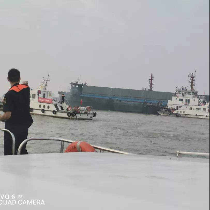 長江上海段寶山錨地一集裝箱船起火 船上11人全部獲救