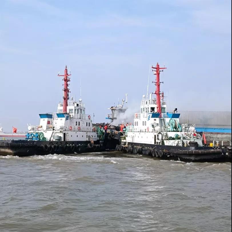 長江上海段寶山錨地一集裝箱船起火 船上11人全部獲救