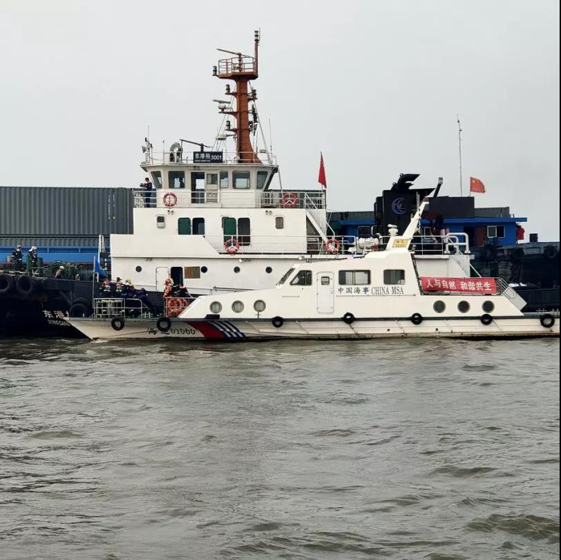 長江上海段寶山錨地一集裝箱船起火 船上11人全部獲救