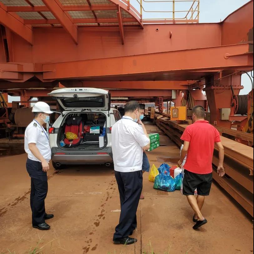 長江上海段寶山錨地一集裝箱船起火 船上11人全部獲救