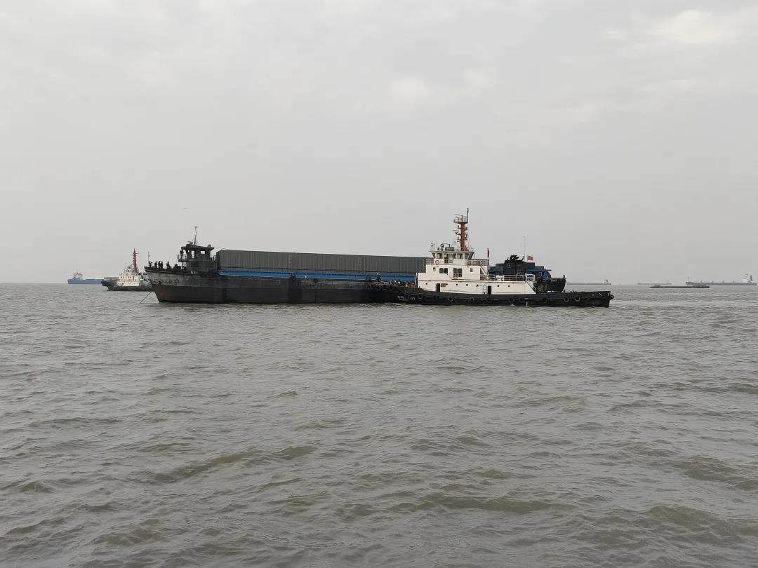 長江上海段寶山錨地一集裝箱船起火 船上11人全部獲救