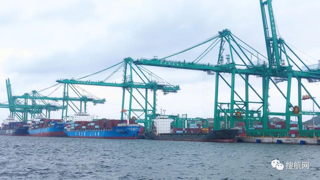 全球港口427艘集裝箱船等待卸貨！船舶上的集裝箱首位相連總長度可達2200公里