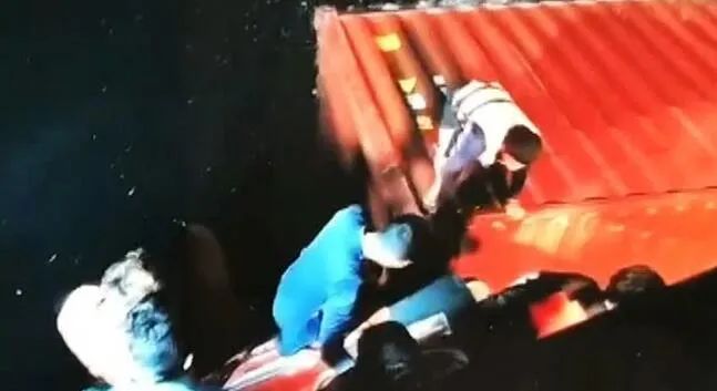 突發(fā)！一艘集裝箱船傾覆沉沒(méi)！42個(gè)集裝箱落水