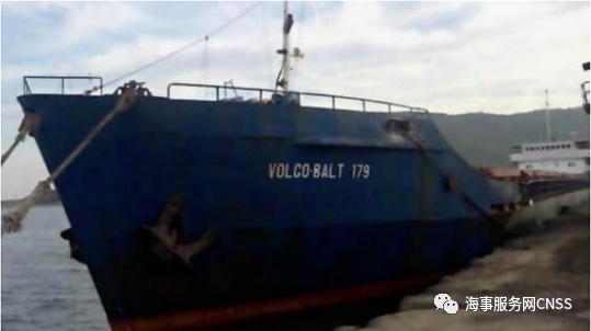 翻沉！老舊貨輪遇上4米大浪后，兩船員身亡...