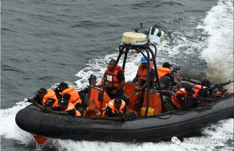 突發(fā)！一油輪貝寧遭襲, 9海盜綁走15船員! ...馬士基強(qiáng)烈呼吁國際軍事支持 