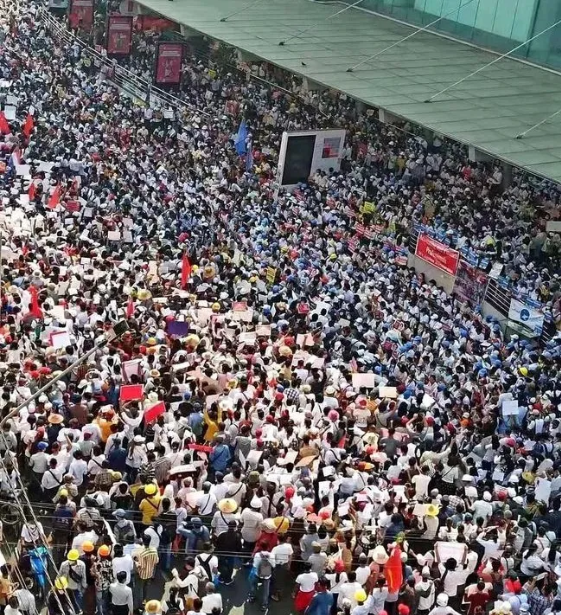 東南亞該國(guó)數(shù)十萬(wàn)人大游行，班輪業(yè)務(wù)中斷！北美一大港將進(jìn)行大罷工！