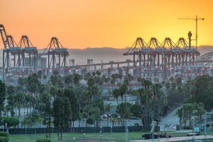 美西擁堵惡化！航拍停滿集裝箱船的南加州！碼頭運營商預(yù)計春季末擺脫窘境