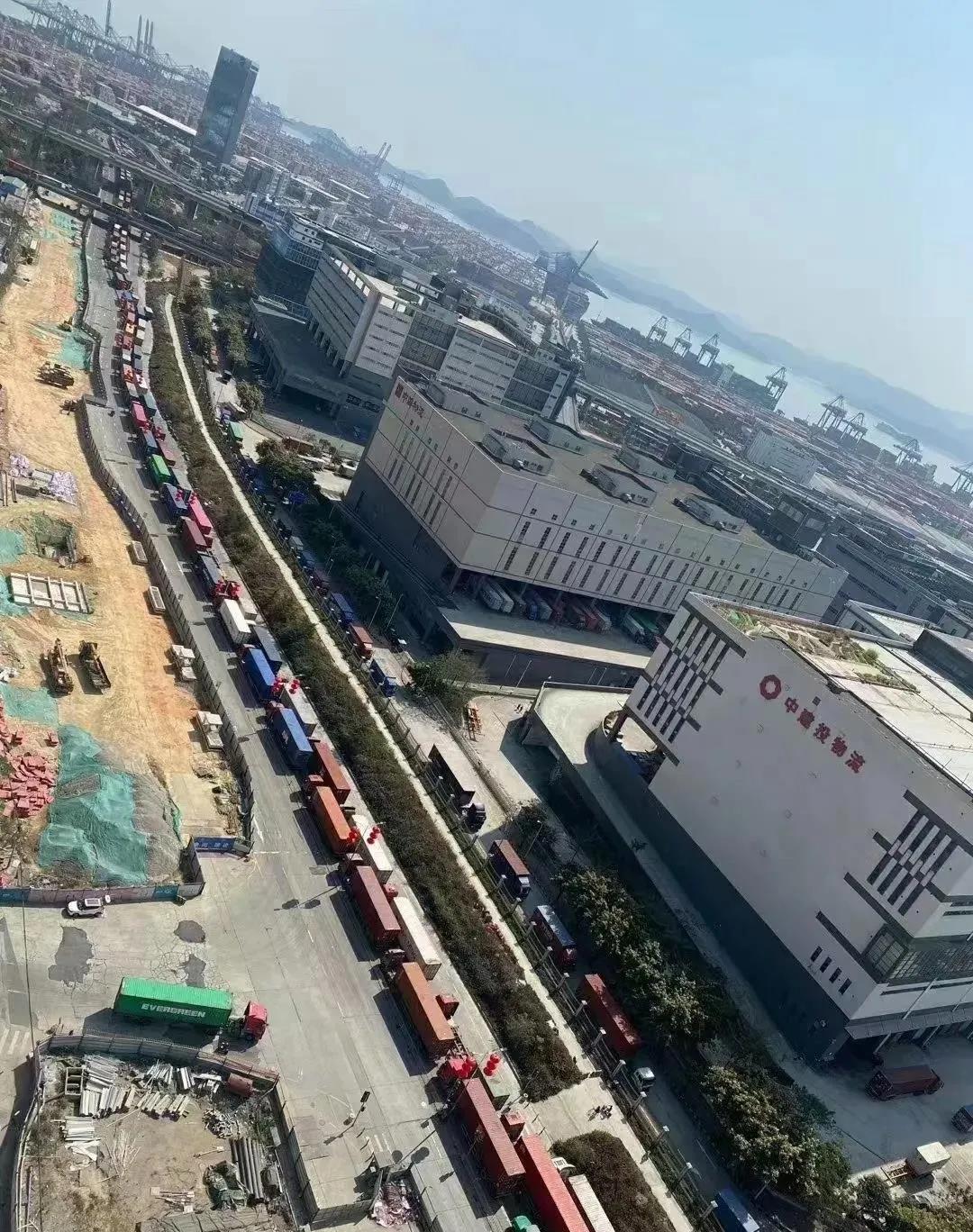 落箱費飛漲到1500.....馬路變堆場、道路堵、一箱難落、司機難尋、卡車難求！