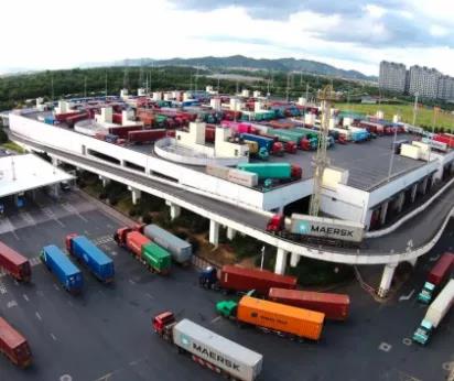 落箱費飛漲到1500.....馬路變堆場、道路堵、一箱難落、司機難尋、卡車難求！