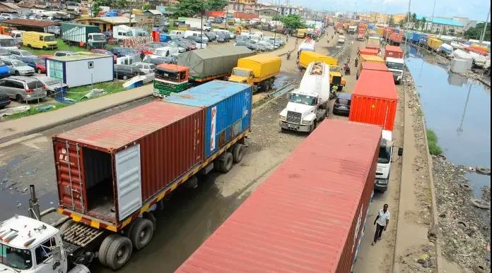 “死亡擁堵”！船舶到港1個月才能卸貨！一個貨柜運到內(nèi)陸20公里就需花費4000美元