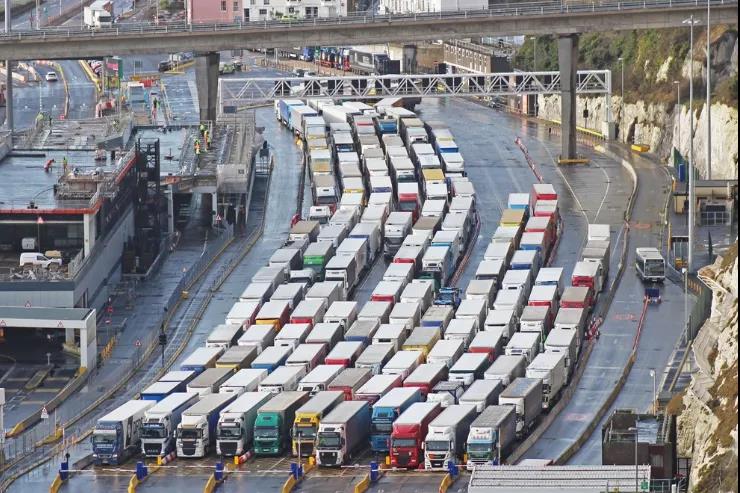 一夜之間封城，海陸空運(yùn)輸受阻！至少20國對其交通封鎖，貨物貿(mào)易受挫！