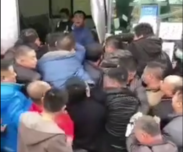 集卡司機(jī)“搶箱”上熱門！暫停訂艙、運(yùn)費(fèi)繼續(xù)飆升，分析機(jī)構(gòu)：農(nóng)歷新年集運(yùn)旺季或?qū)⒔Y(jié)束