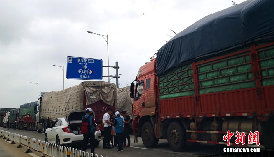 注意：瓊州海峽停航致上千貨車滯留