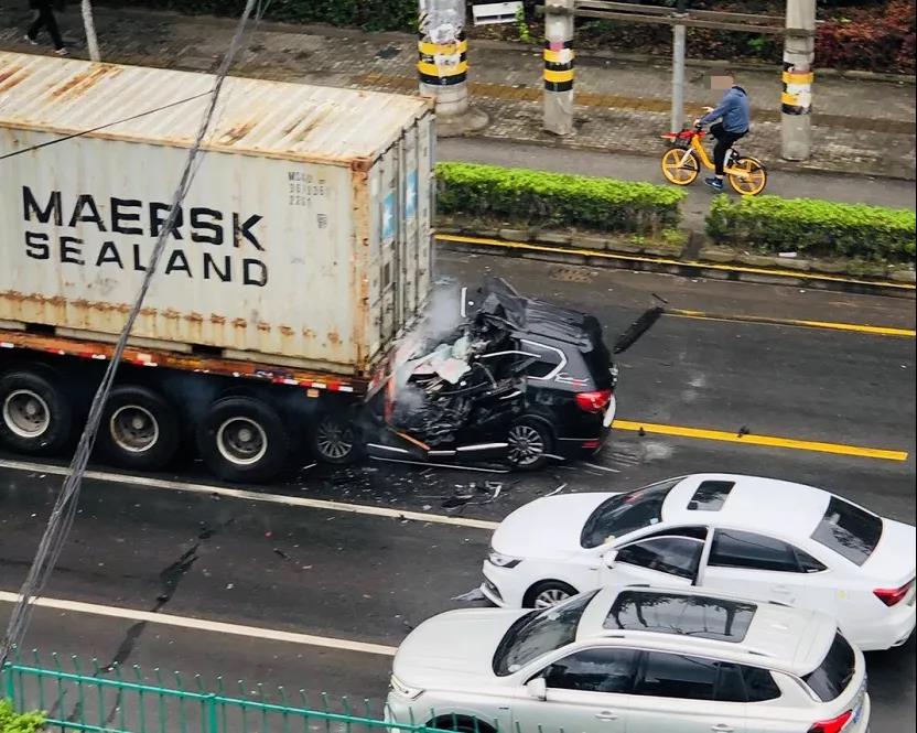 突發(fā)丨集裝箱拖車被追尾，現(xiàn)場(chǎng)慘不忍睹，道路千萬條，安全第一條！